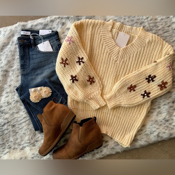 Ivory white cable knit v neck floral embroidered sleeve boho bohemian sweater - Picture 8 of 12